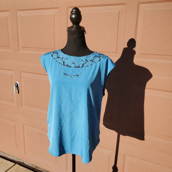 Lauren Conrad Sleeveless Blue Floral Embroidered Keyhole Back Shirt Size Medium - Picture 2 of 12